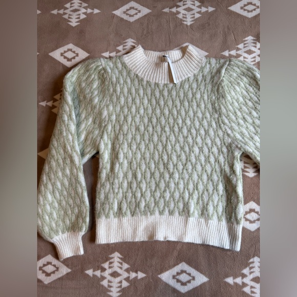Elegant Green Women's Sweater - Picture 3 of 5